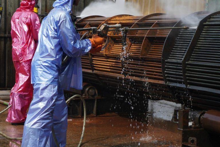 profesionnel nettoie équipements d'usine