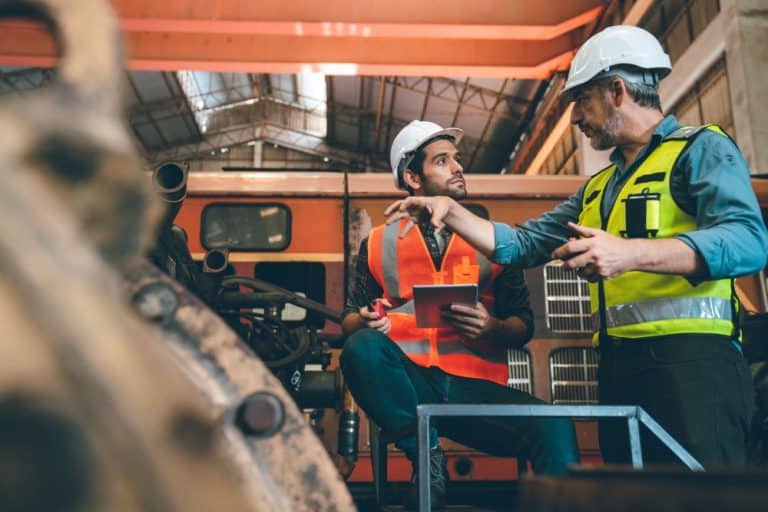 Discussion entre deux spécialistes sur l'entretien industriel